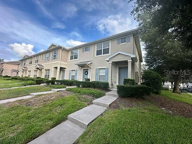 15723 Fishhawk Falls Dr — Photo 2