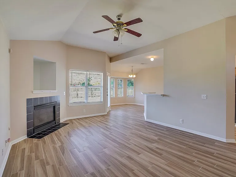 1013 Lantana Ln — Photo 4
