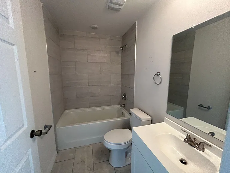 Coming Soon Newer 3/2 Duplex -1 car garage — Photo 14
