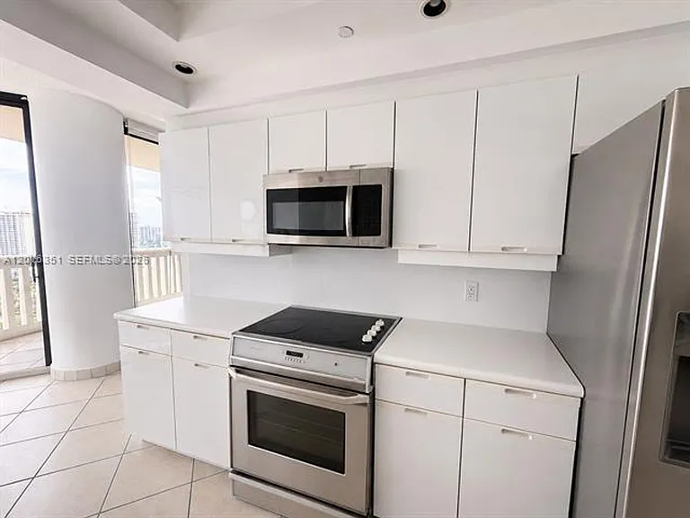 2000 Island Blvd #CU-2710 — Photo 2