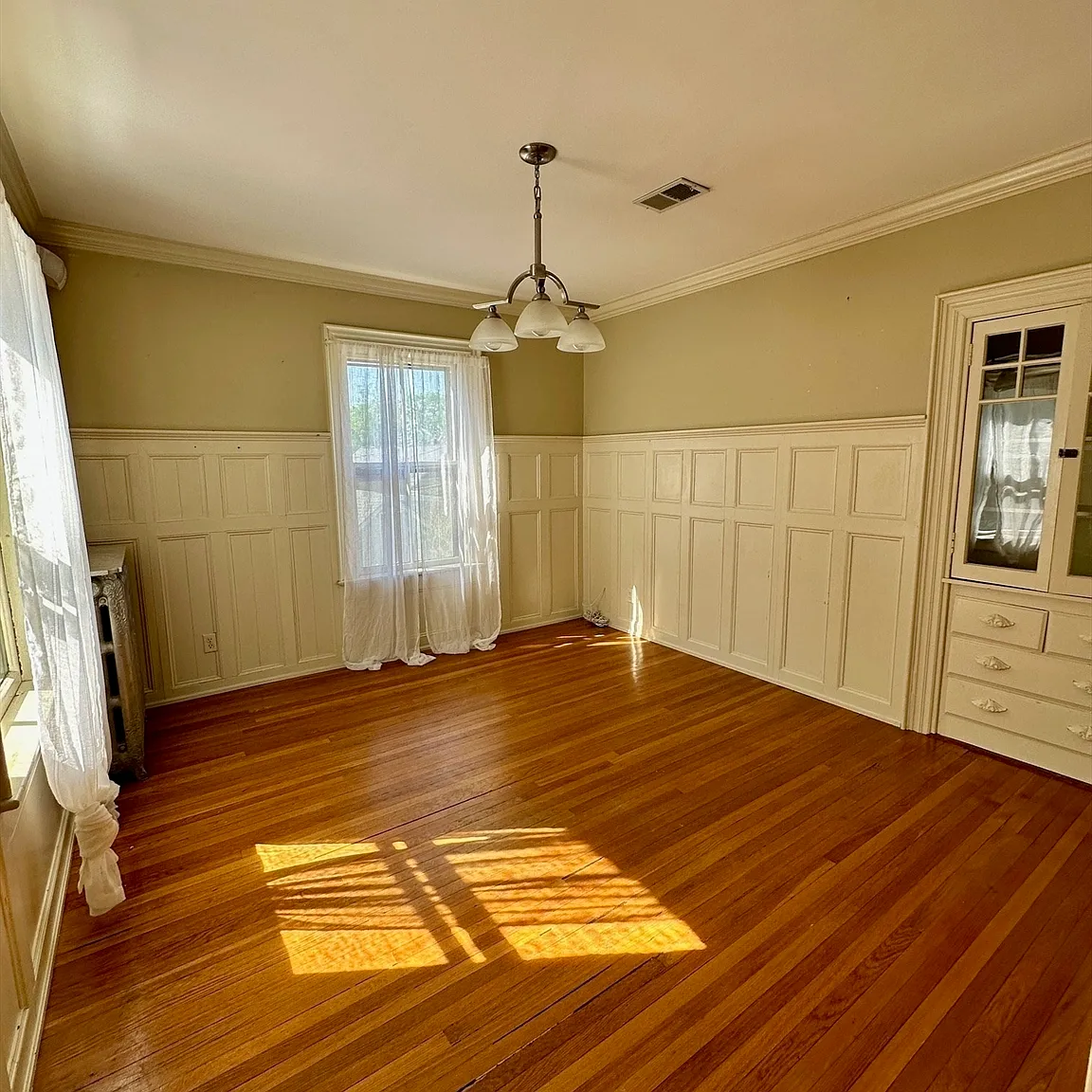 3 bed, 1.5 bath, 2500 sqft, $3,850 — Photo 3