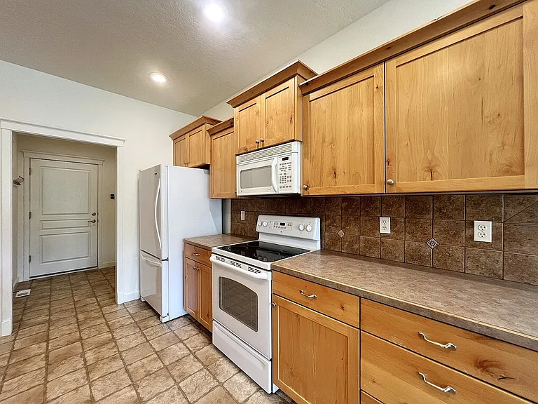 717 W Claire St — Photo 24