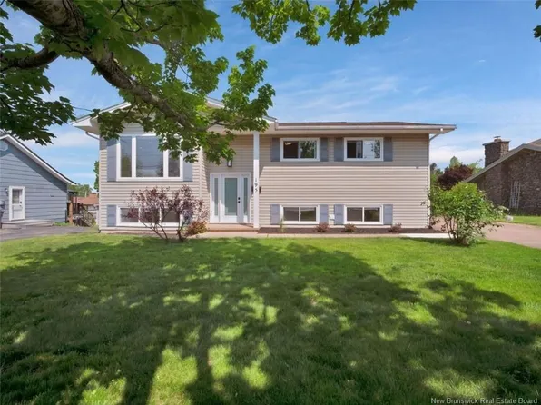 195 Chartersville Rd, Dieppe, NB E1A 1K3