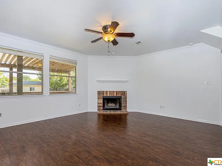 394 Pecan Mdws — Photo 2