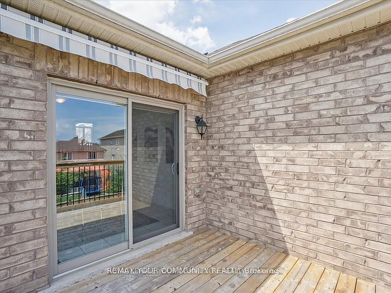 2172 Dawson Cres — Photo 34