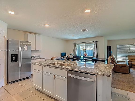 4th image of 3034 Rim Dr