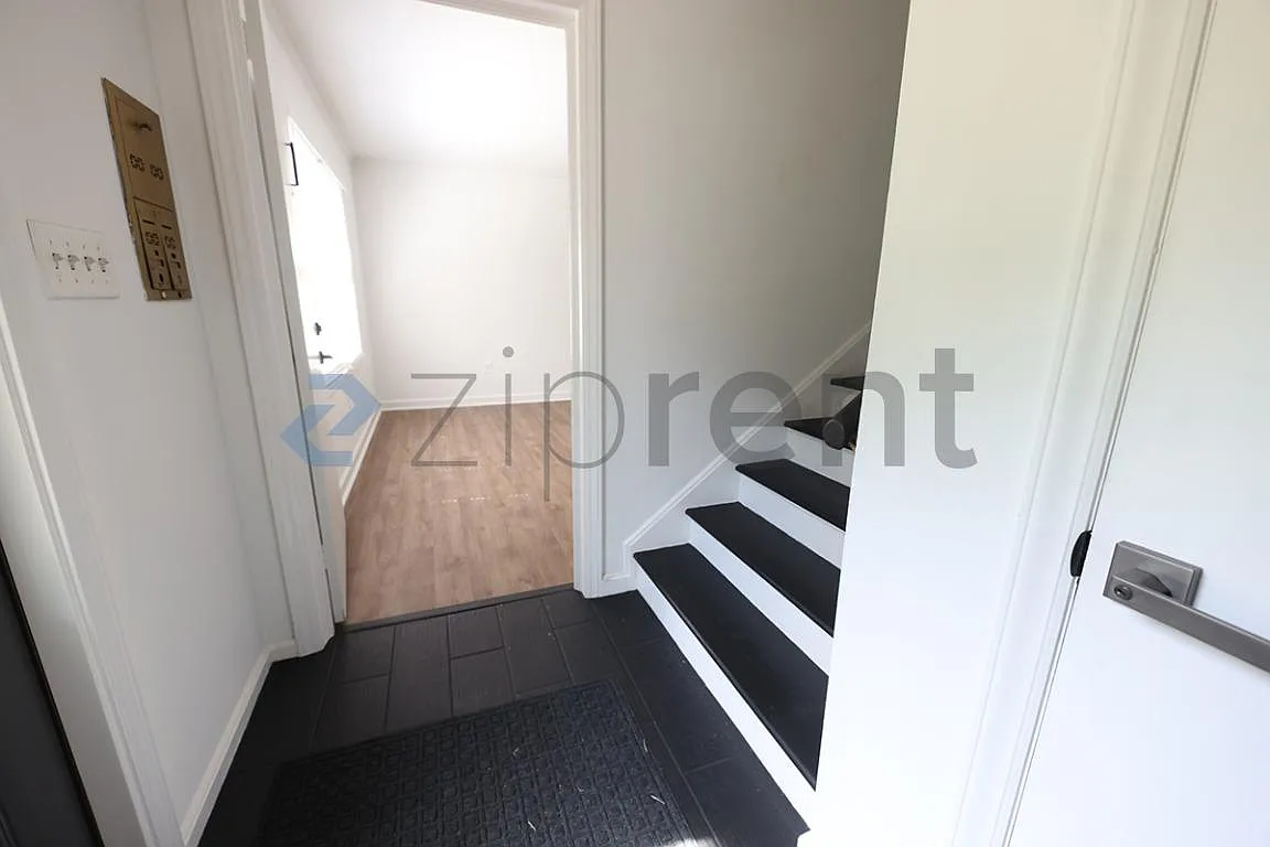 2 bed, 1100 sqft, $2,000 — Photo 2