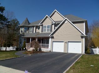 8 Pumpkin Rd, Saint James, NY 11780