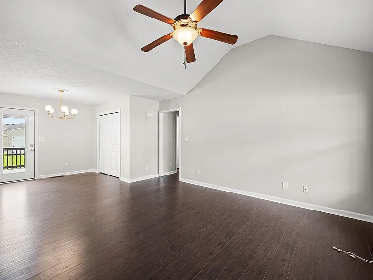 574 Oakmont Dr — Photo 4