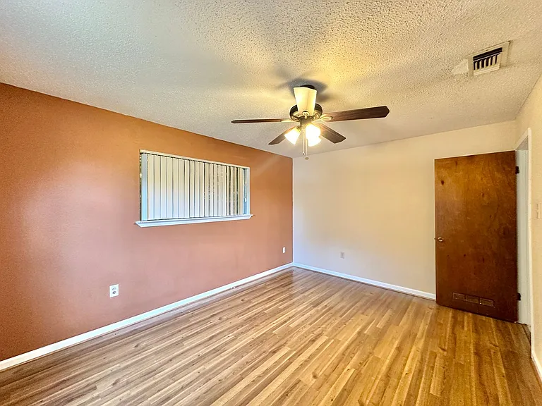 912 Laurie Ln — Photo 23