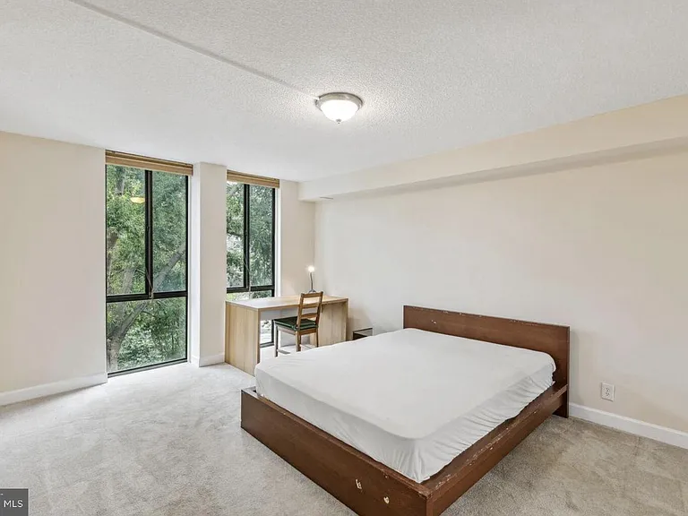1401 N Rhodes St #406 — Photo 8