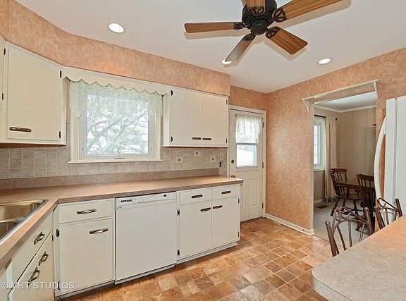 4th image of 2216 Evergreen Ln