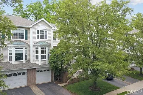 3 bed, 2.5 bath, 2200 sqft, $3,800 — Photo 2