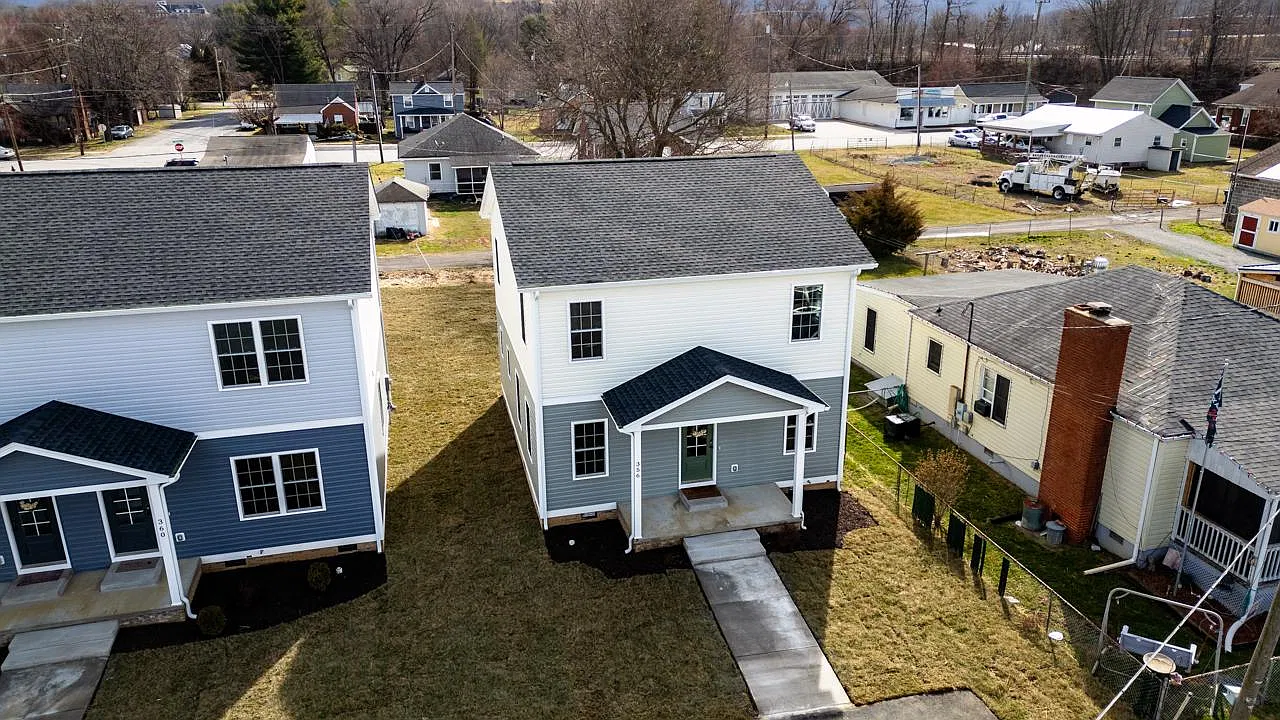 5 bed, 3.5 bath, 1728 sqft, $2,500 — Photo 2