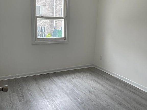 5th image of 253 Robinson Ave Floor 1