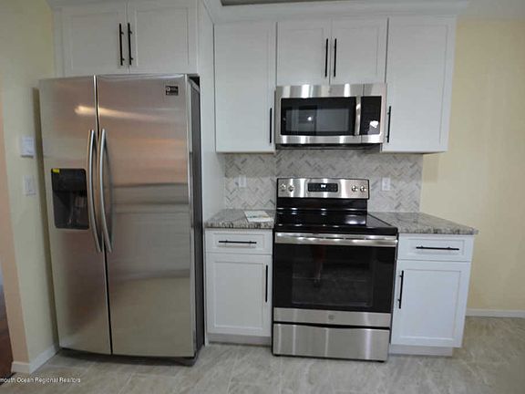 3rd image of 18 Longwood Dr #18