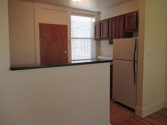 4th image of 929 W Oakdale Ave #3