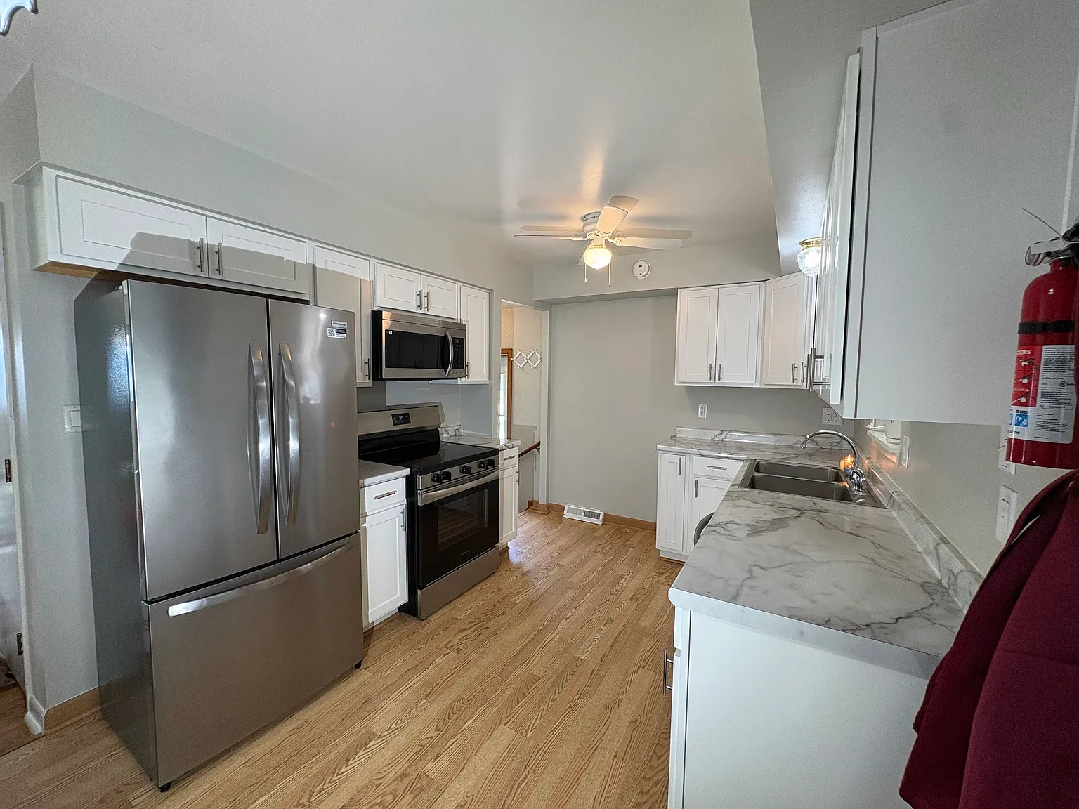 3 bed, 982 sqft, $1,900 — Photo 3
