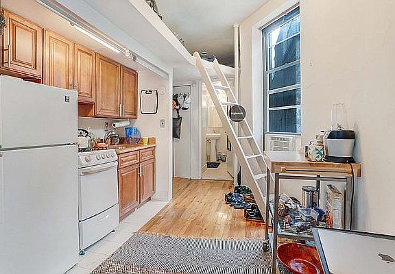 3rd image of 262 W 22nd St APT 19