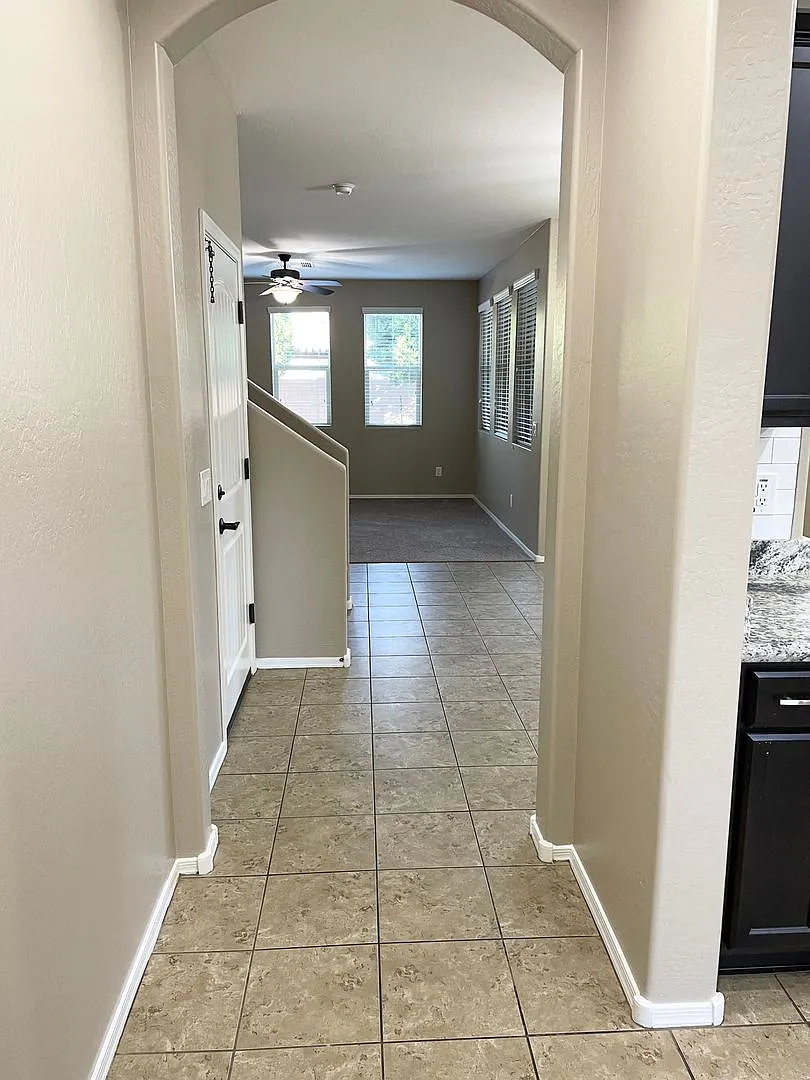 3 Bed/3 Bath with loft, located in the Gilbert Bridges Community! Walking distance to Gilbert Reg... — Photo 4