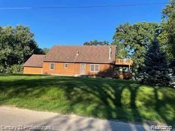 2225 Jackson Blvd, Highland, MI 48356