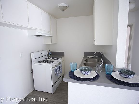 4th image of 18414 Collins St APT 116