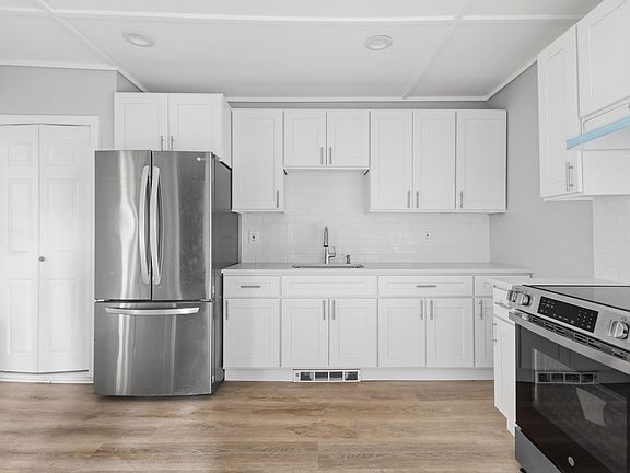 4th image of 1524 Main St