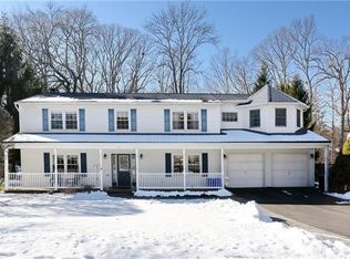 17 Newport Dr, Nanuet, NY 10954