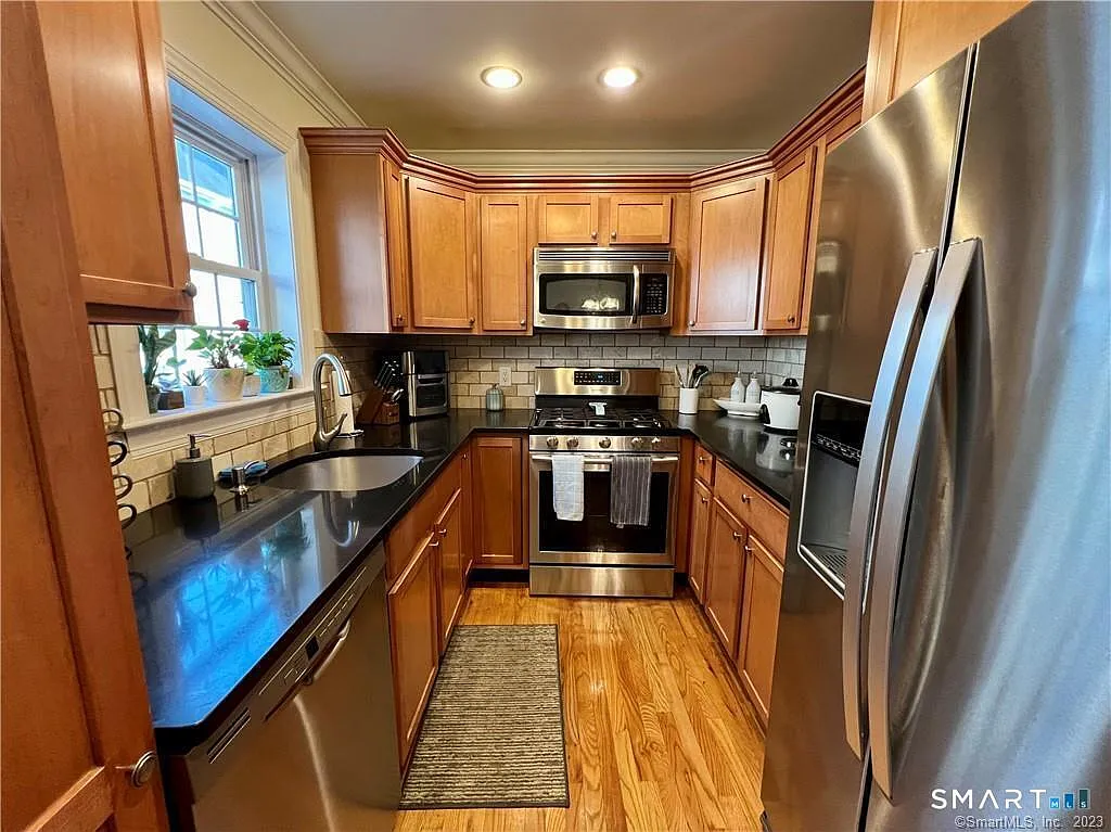 3 bed, 2.5 bath, 1374 sqft, $3,600 — Photo 4