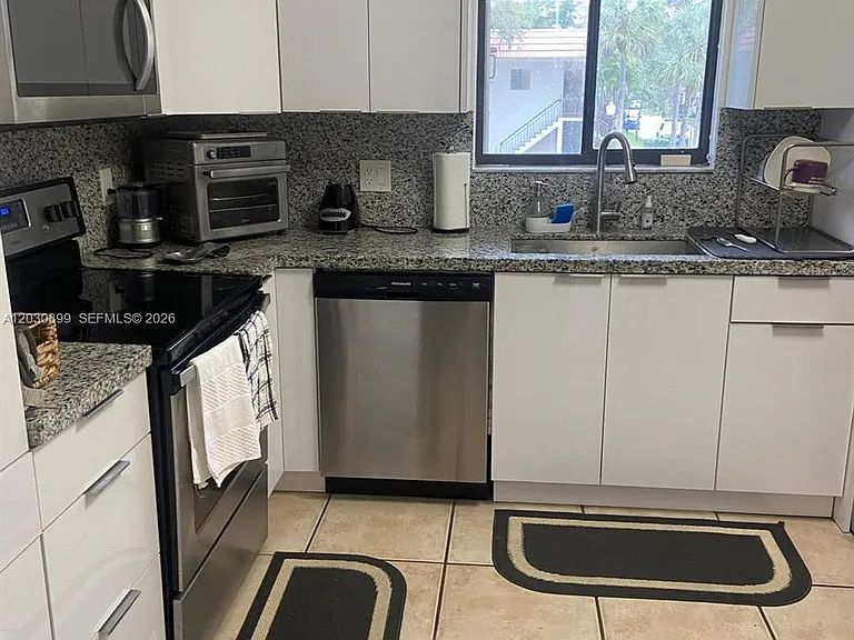 16184 Laurel Dr #204 — Photo 8