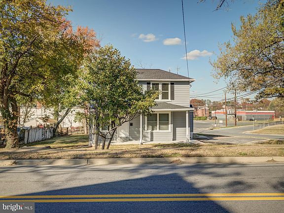 3rd image of 6004 Seat Pleasant Dr N