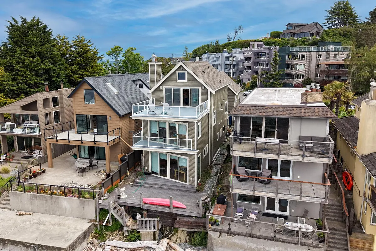 Unit Photo - 3221 Alki Ave SW