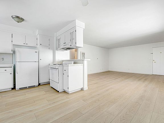 2nd image of 1723 S Barrington Ave #3