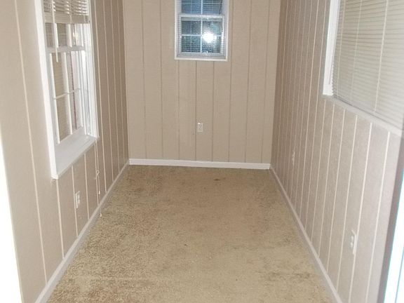 5th image of 829 Hillcrest Dr