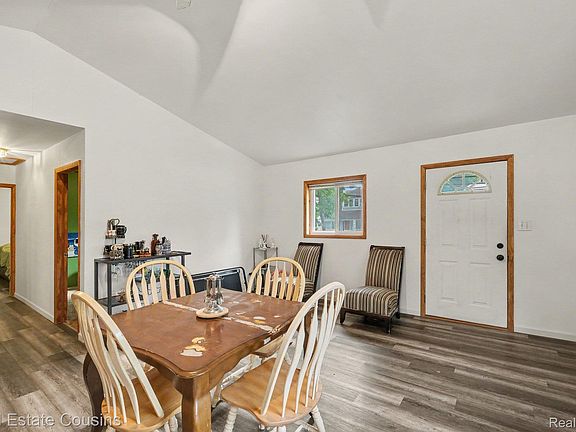 5th image of 300 Kent St