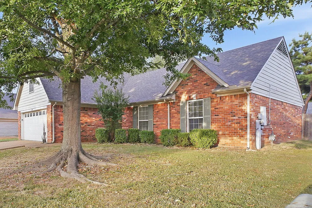 3 bed, 2.0 bath, 1800 sqft, $1,960 — Photo 4