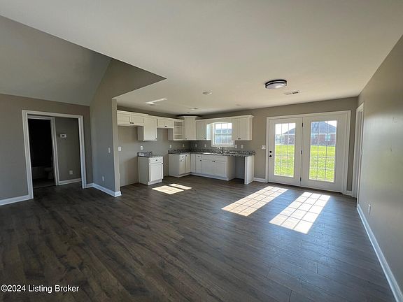 3rd image of 110 Amarillo Ln