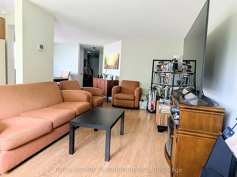 630 Pinerow Cres — Photo 21
