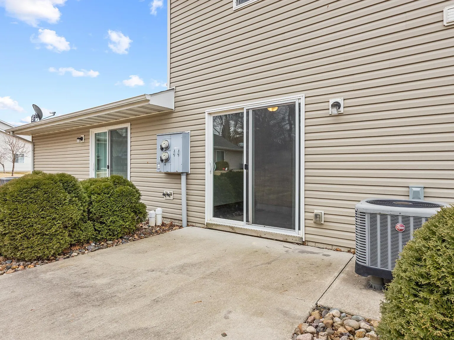 2 bed, 1.5 bath, 1175 sqft, $1,395 — Photo 3
