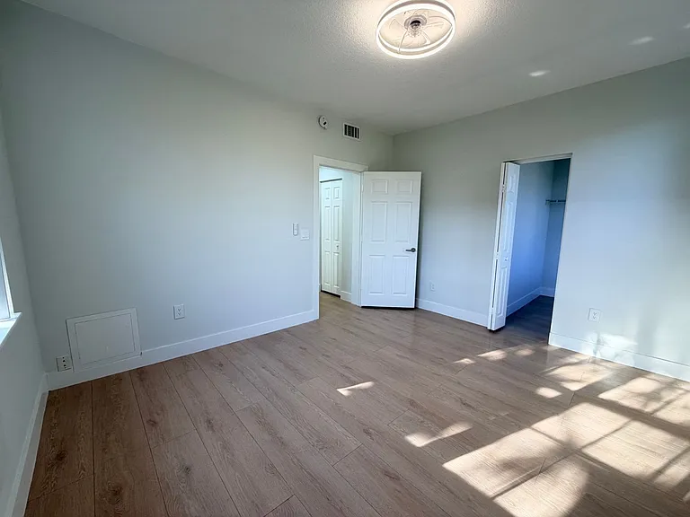 Valencia Apartments — Photo 18