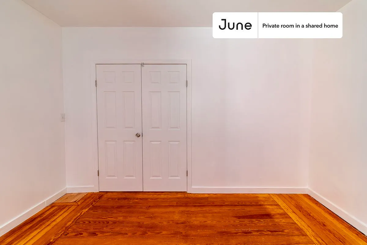Queen bedroom in 4 bed/1 bath home in JFK/UMass #1751 D — Photo 4