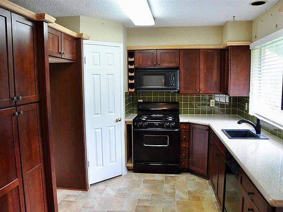 5th image of 3614 Green Fields Dr