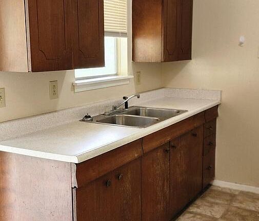 5th image of 214 HILLVIEW DR