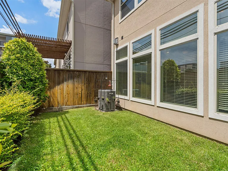 1407 Devonshire Manor Ln — Photo 32
