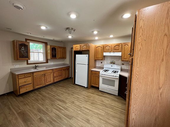 3rd image of 6464 Revere Ave
