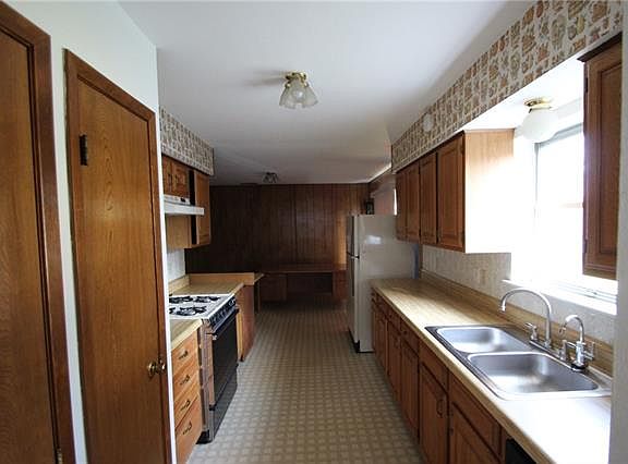 3rd image of 4326 Hillsdale Ln