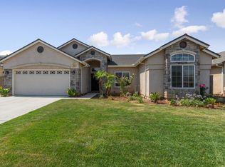 1364 W North Way, Dinuba, CA 93618