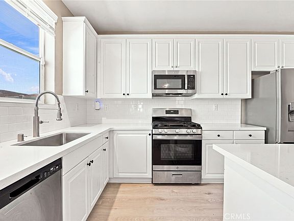 5th image of 280 Berrybush St