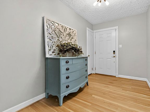 3rd image of 820 Celia Ln
