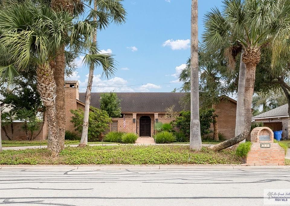 1st image of 216 Palm Valley Dr E